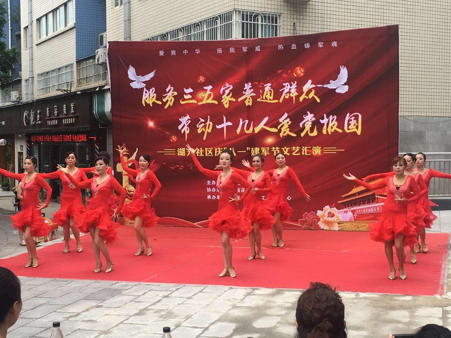 大妈身陷河滩淤泥 退休民警奋力营救